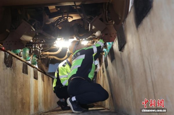 信悦网配资 “钢轨医生”：坐着“房车”做“B超” 每年检测线路约3万公里